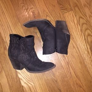 BKE Sole Ankle Boots